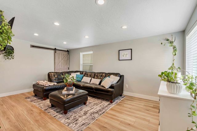 48 W MOON RIDGE DR, Murray, UT 84107