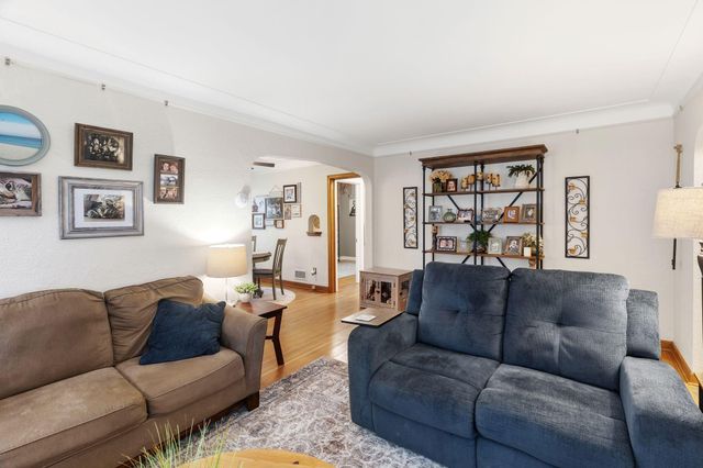 3915 Regent Avenue N, Robbinsdale, MN 55422