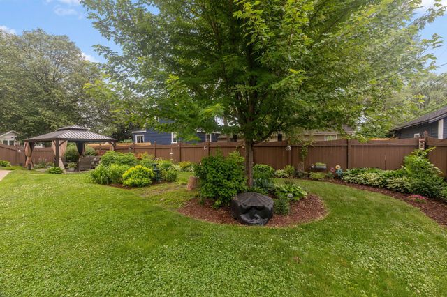 3915 Regent Avenue N, Robbinsdale, MN 55422