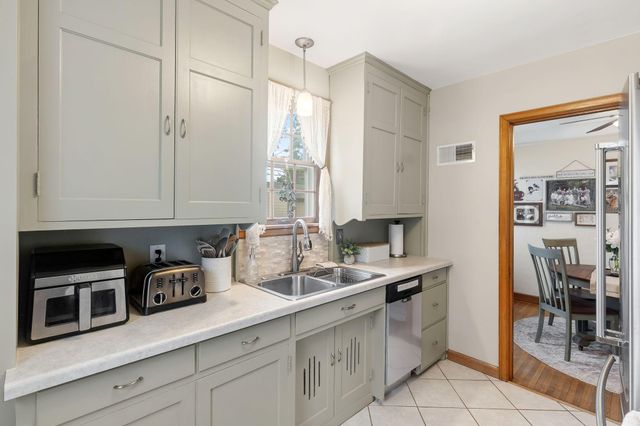 3915 Regent Avenue N, Robbinsdale, MN 55422