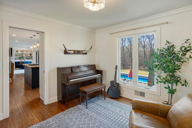 51 Choctaw Circle, Chanhassen, MN 55317