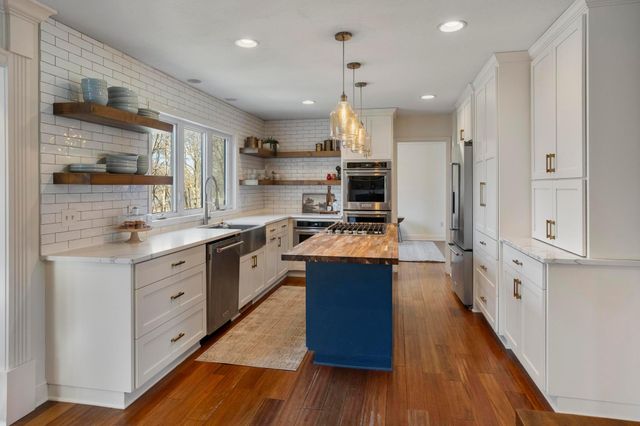 51 Choctaw Circle, Chanhassen, MN 55317