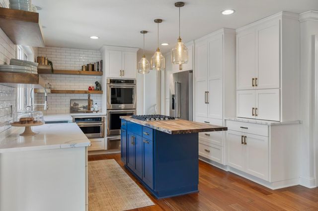 51 Choctaw Circle, Chanhassen, MN 55317