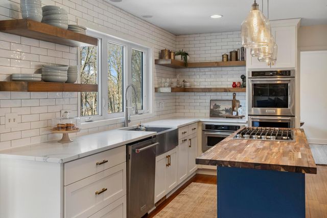 51 Choctaw Circle, Chanhassen, MN 55317