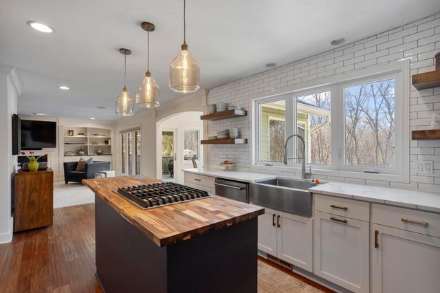 51 Choctaw Circle, Chanhassen, MN 55317