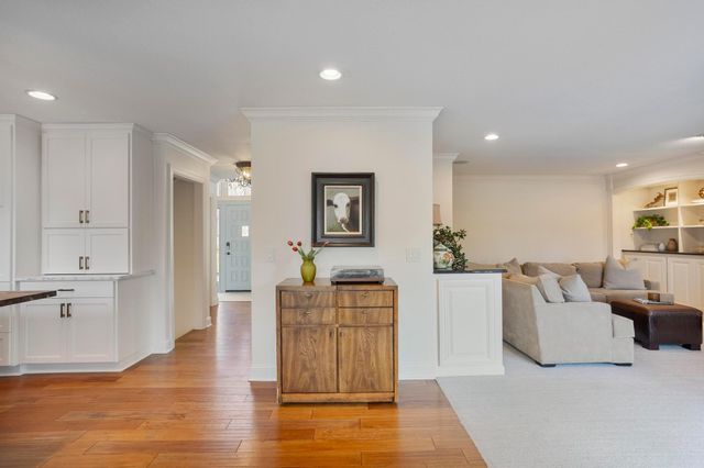 51 Choctaw Circle, Chanhassen, MN 55317