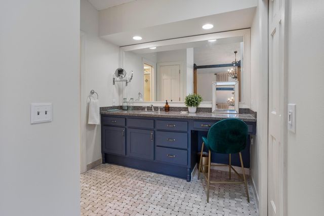 51 Choctaw Circle, Chanhassen, MN 55317