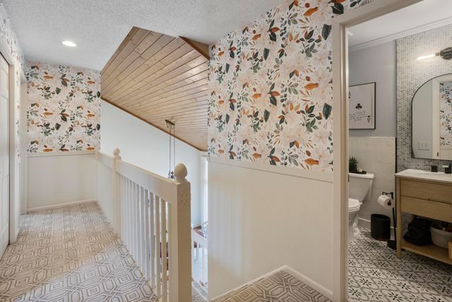 51 Choctaw Circle, Chanhassen, MN 55317