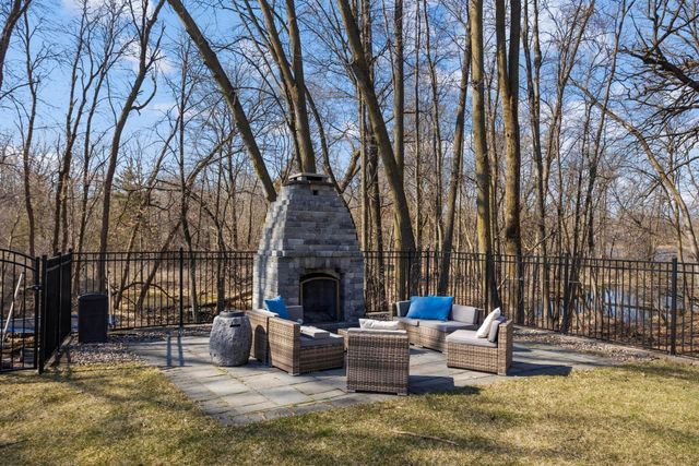 51 Choctaw Circle, Chanhassen, MN 55317