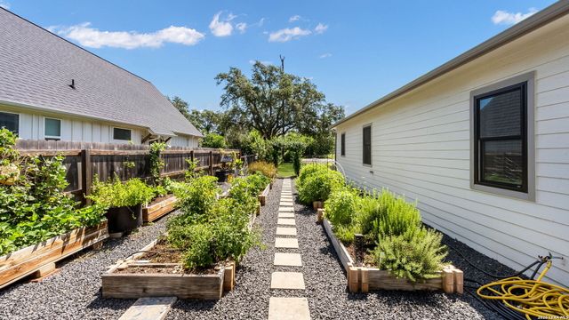 11535 CASTRO AVE, Lacoste, TX 78039