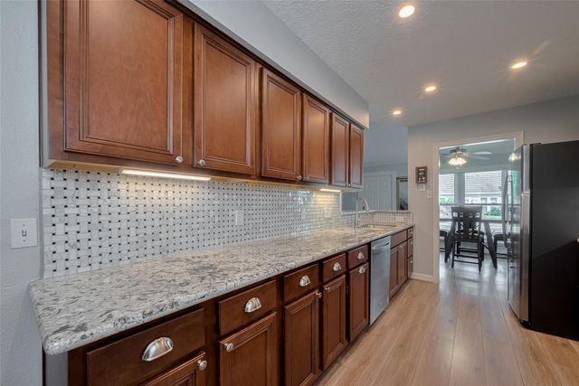 64 Hideaway Drive, Friendswood, TX 77546