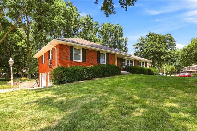 1701 Willow Circle, Blue Springs, MO 64014