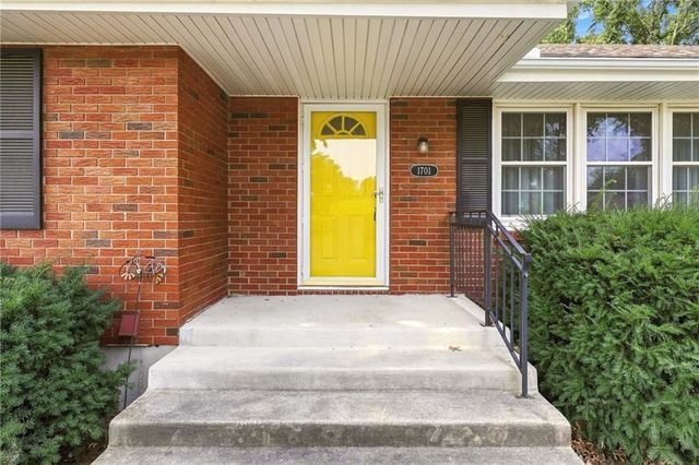 1701 Willow Circle, Blue Springs, MO 64014