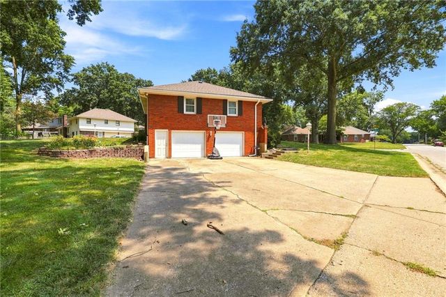 1701 Willow Circle, Blue Springs, MO 64014