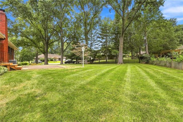 1701 Willow Circle, Blue Springs, MO 64014