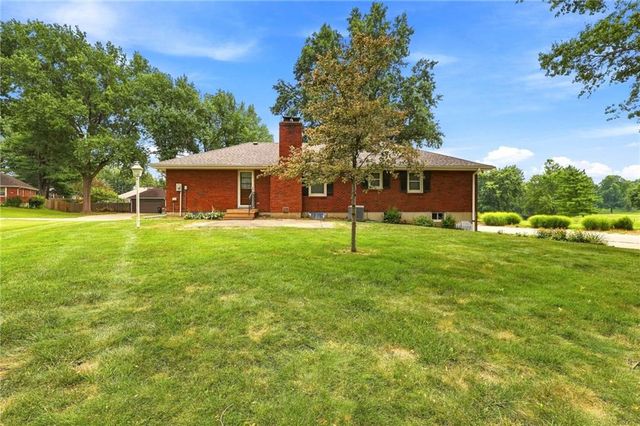 1701 Willow Circle, Blue Springs, MO 64014