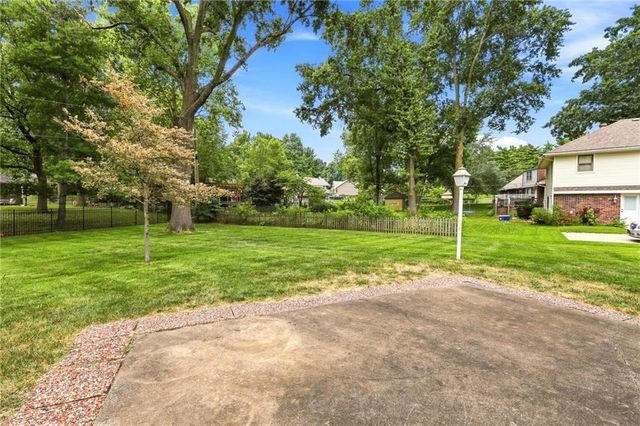 1701 Willow Circle, Blue Springs, MO 64014