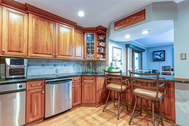 41 Oak Street, Smithtown, NY 11787