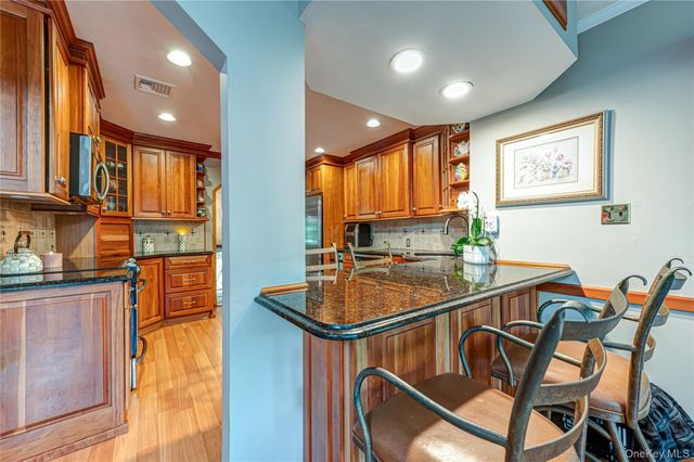 41 Oak Street, Smithtown, NY 11787