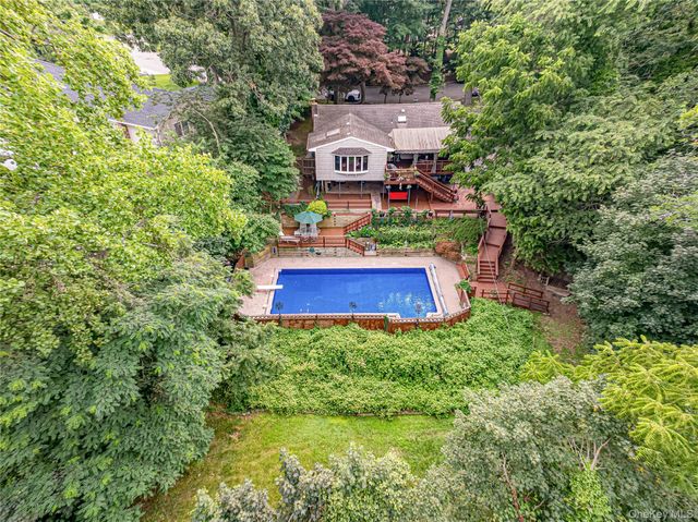 41 Oak Street, Smithtown, NY 11787