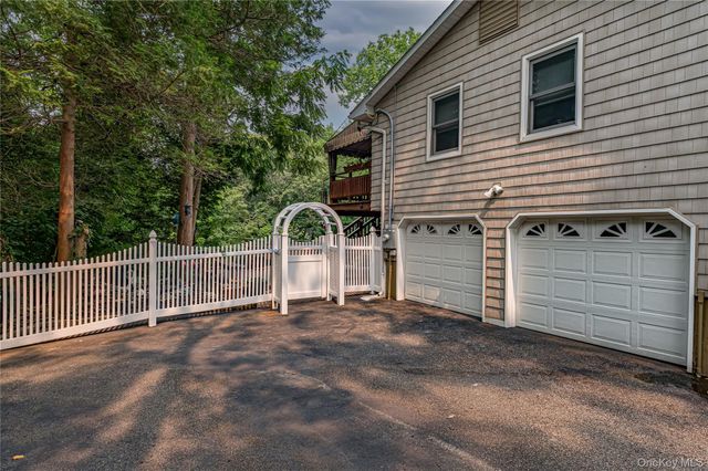 41 Oak Street, Smithtown, NY 11787