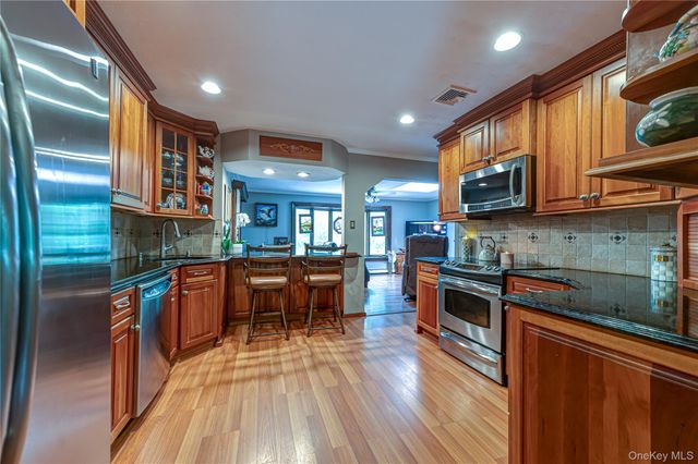 41 Oak Street, Smithtown, NY 11787
