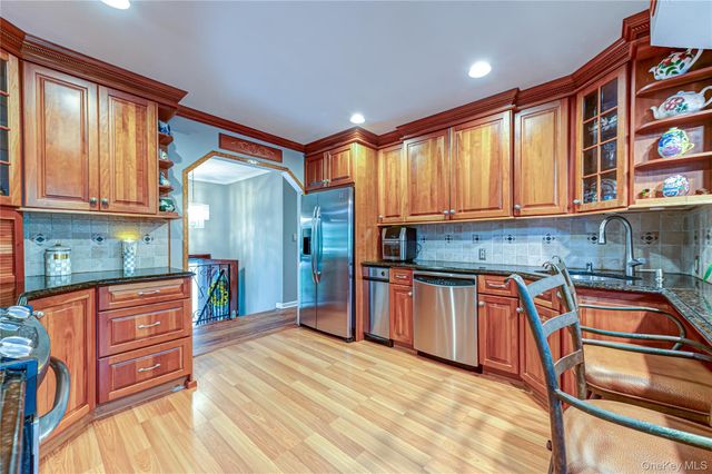 41 Oak Street, Smithtown, NY 11787
