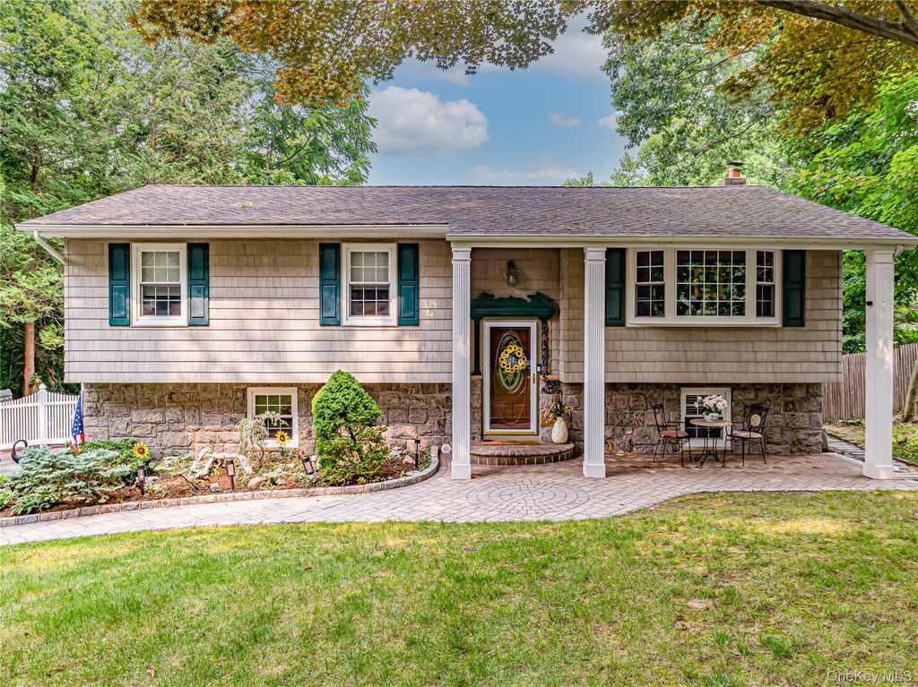 41 Oak Street, Smithtown, NY 11787