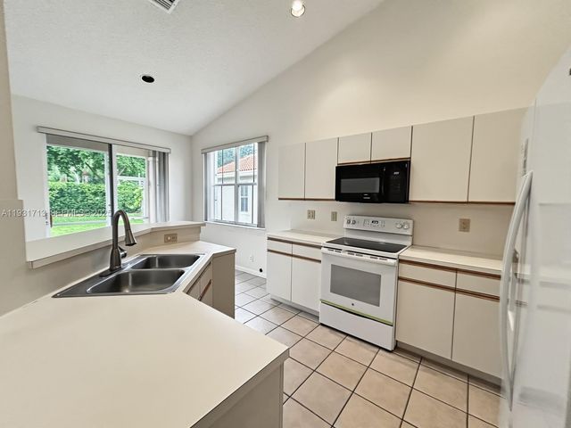 807 Sand Creek Cir, Weston, FL 33327