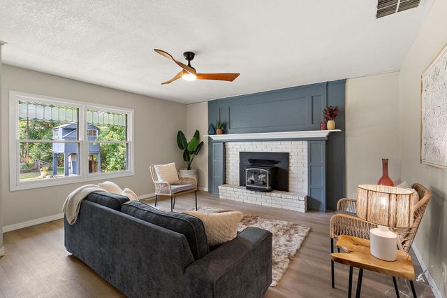 1694 Hinton Trail N, Oakdale, MN 55128