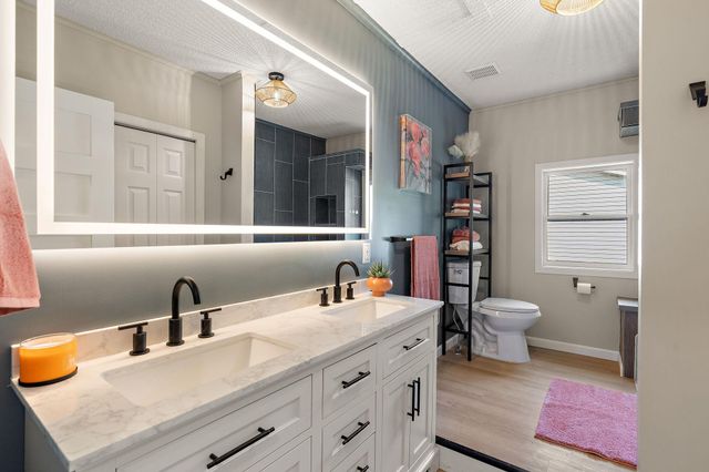 1694 Hinton Trail N, Oakdale, MN 55128