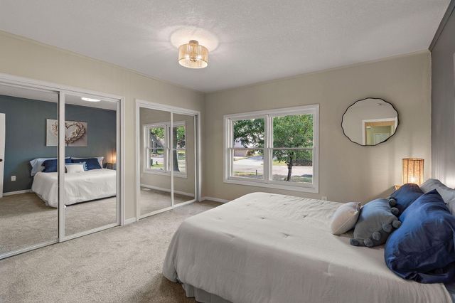 1694 Hinton Trail N, Oakdale, MN 55128
