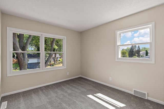 1694 Hinton Trail N, Oakdale, MN 55128