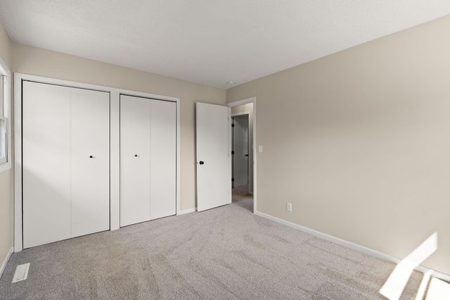 1694 Hinton Trail N, Oakdale, MN 55128