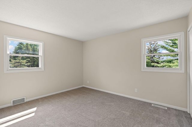 1694 Hinton Trail N, Oakdale, MN 55128