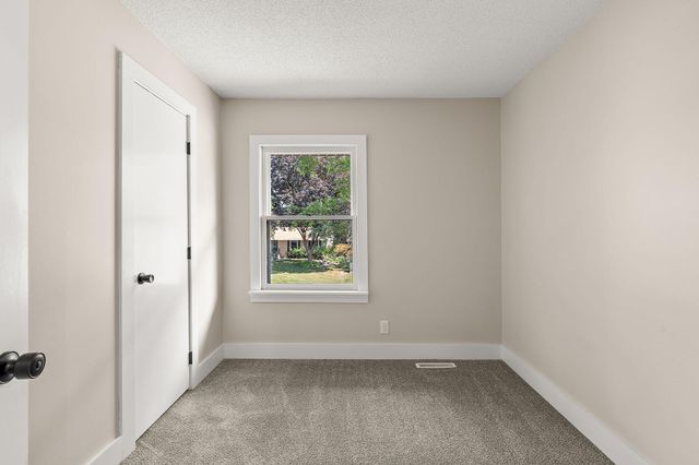 1694 Hinton Trail N, Oakdale, MN 55128