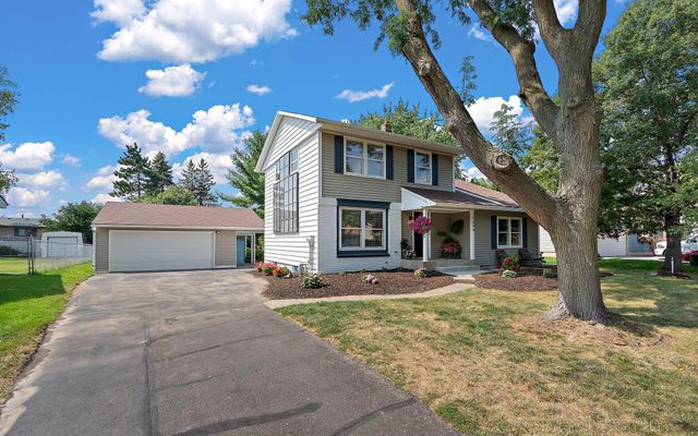 1694 Hinton Trail N, Oakdale, MN 55128