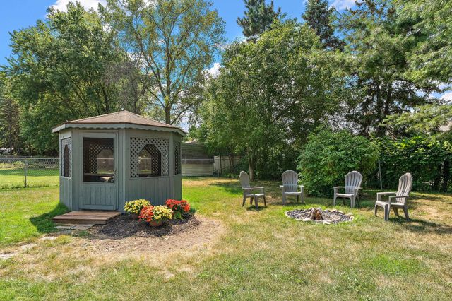 1694 Hinton Trail N, Oakdale, MN 55128
