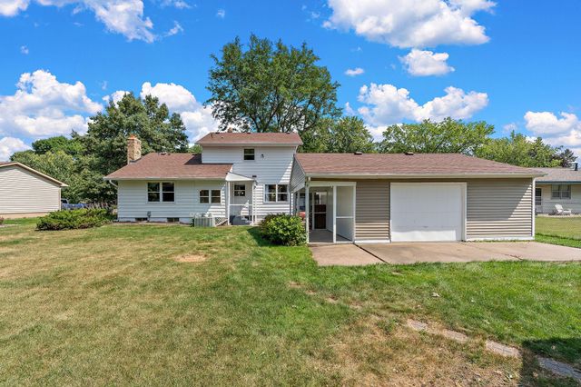 1694 Hinton Trail N, Oakdale, MN 55128