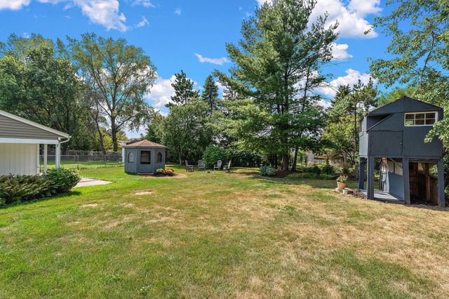 1694 Hinton Trail N, Oakdale, MN 55128