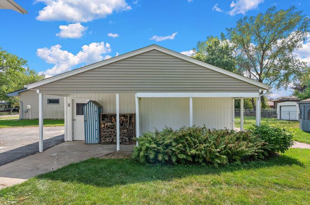 1694 Hinton Trail N, Oakdale, MN 55128