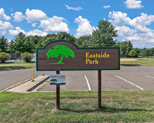 1694 Hinton Trail N, Oakdale, MN 55128
