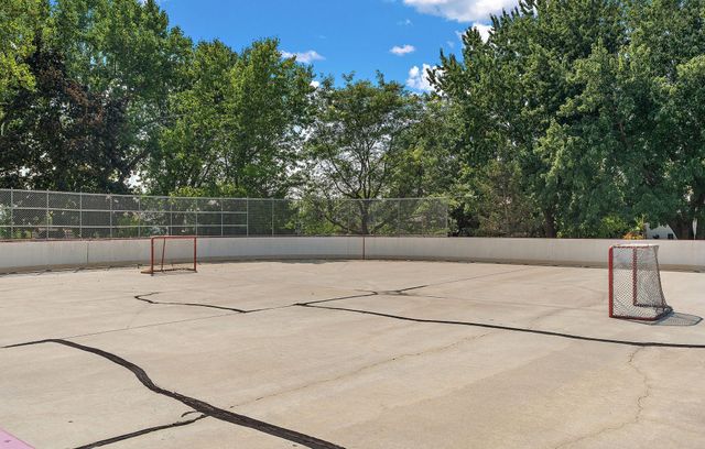 1694 Hinton Trail N, Oakdale, MN 55128
