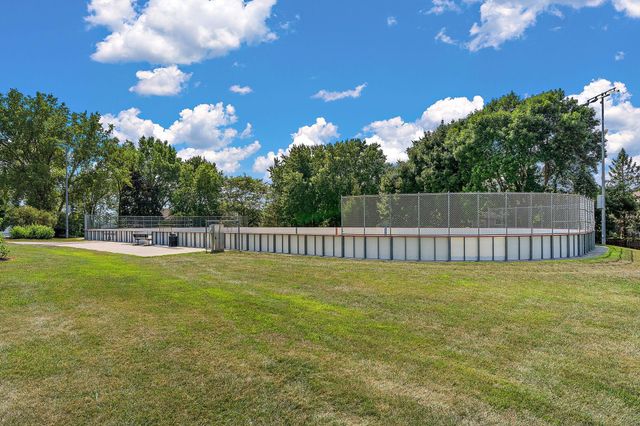 1694 Hinton Trail N, Oakdale, MN 55128