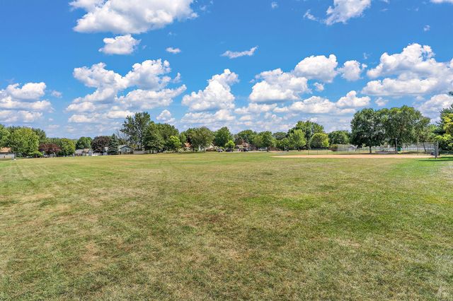 1694 Hinton Trail N, Oakdale, MN 55128