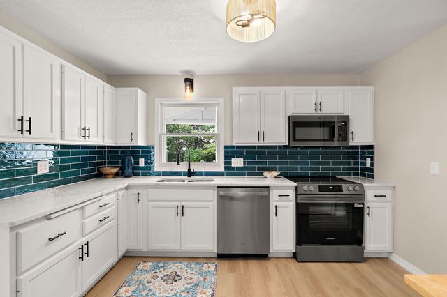 1694 Hinton Trail N, Oakdale, MN 55128