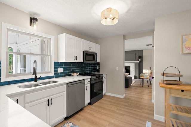 1694 Hinton Trail N, Oakdale, MN 55128