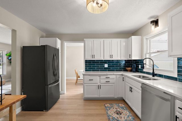 1694 Hinton Trail N, Oakdale, MN 55128