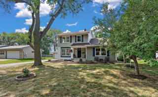 1694 Hinton Trail N, Oakdale, MN 55128