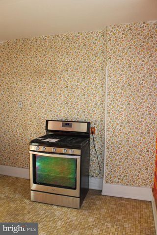 8 N LOCUST ST, Coal Township, PA 17866